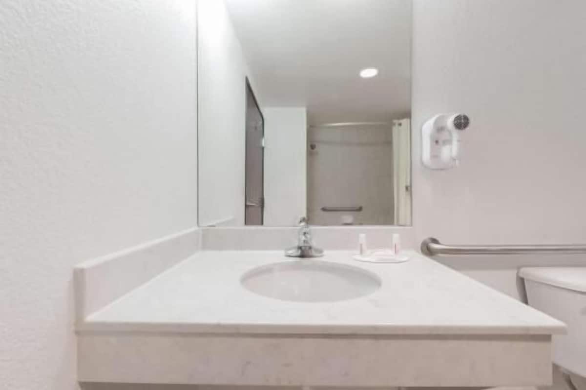 Baño | Tina con regadera, amenidades de baño gratuitas, secadora de cabello
