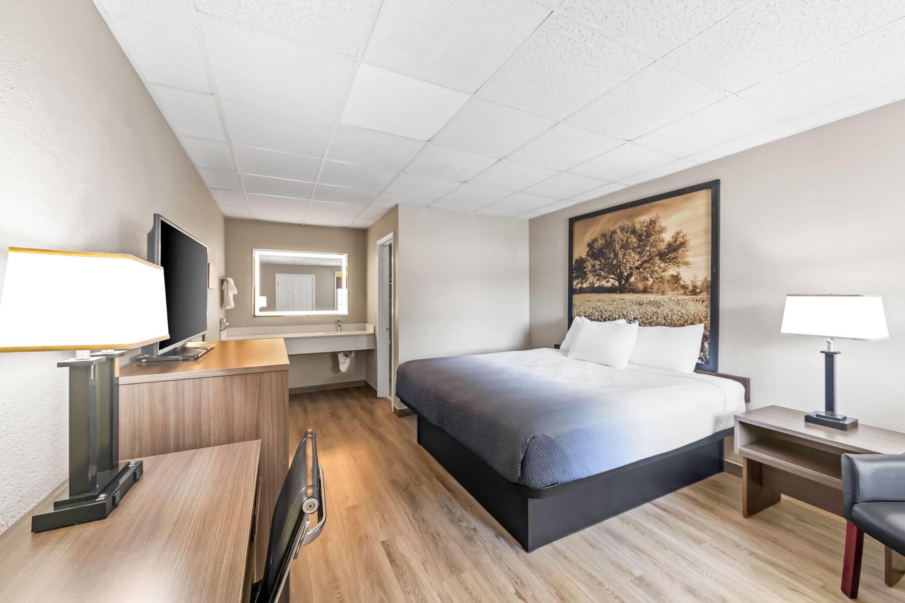 Standaard kamer, 1 kingsize bed | Een bureau, een laptopwerkplek, een strijkplank/strijkijzer, beddengoed