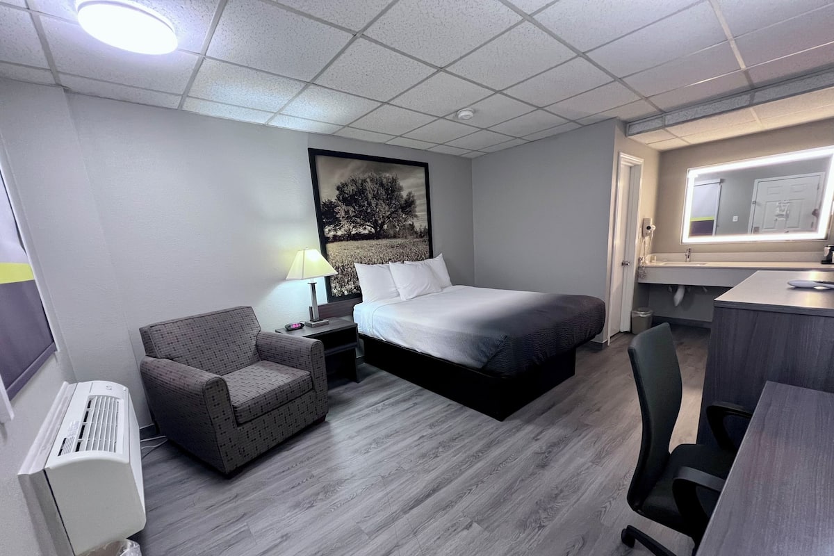 Standard Room, 1 Queen Bed | Desk, laptop workspace, iron/ironing board, free WiFi