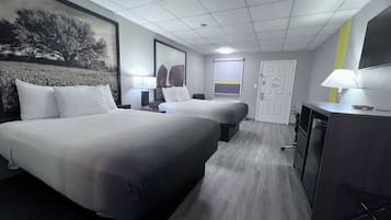 Habitación estándar, 2 camas Queen size | Escritorio y espacio para trabajar con laptop