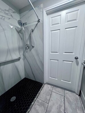 Bañera con ducha, artículos de tocador gratuitos, secador de pelo