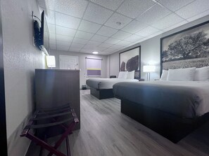 Habitación, 2 camas de matrimonio, accesible en silla de ruedas, no fumadores (Roll-In Shower) | 1 dormitorio, escritorio, espacio para trabajar con un portátil