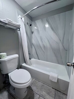 Combined shower/bathtub, free toiletries, hair dryer, towels