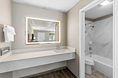 Super 8 by Wyndham Fredericksburg