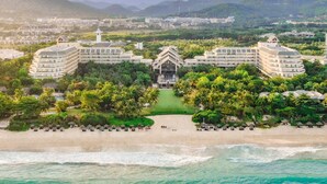 Un resort con varias edificaciones, una estructura central y una playa.