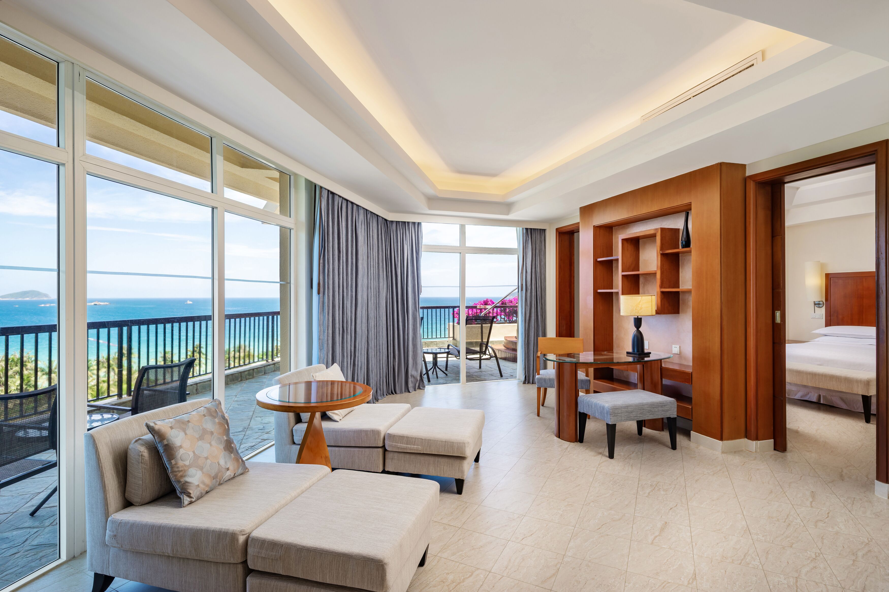 Diplomatic Suite | Premium bedding, minibar, in-room safe, desk