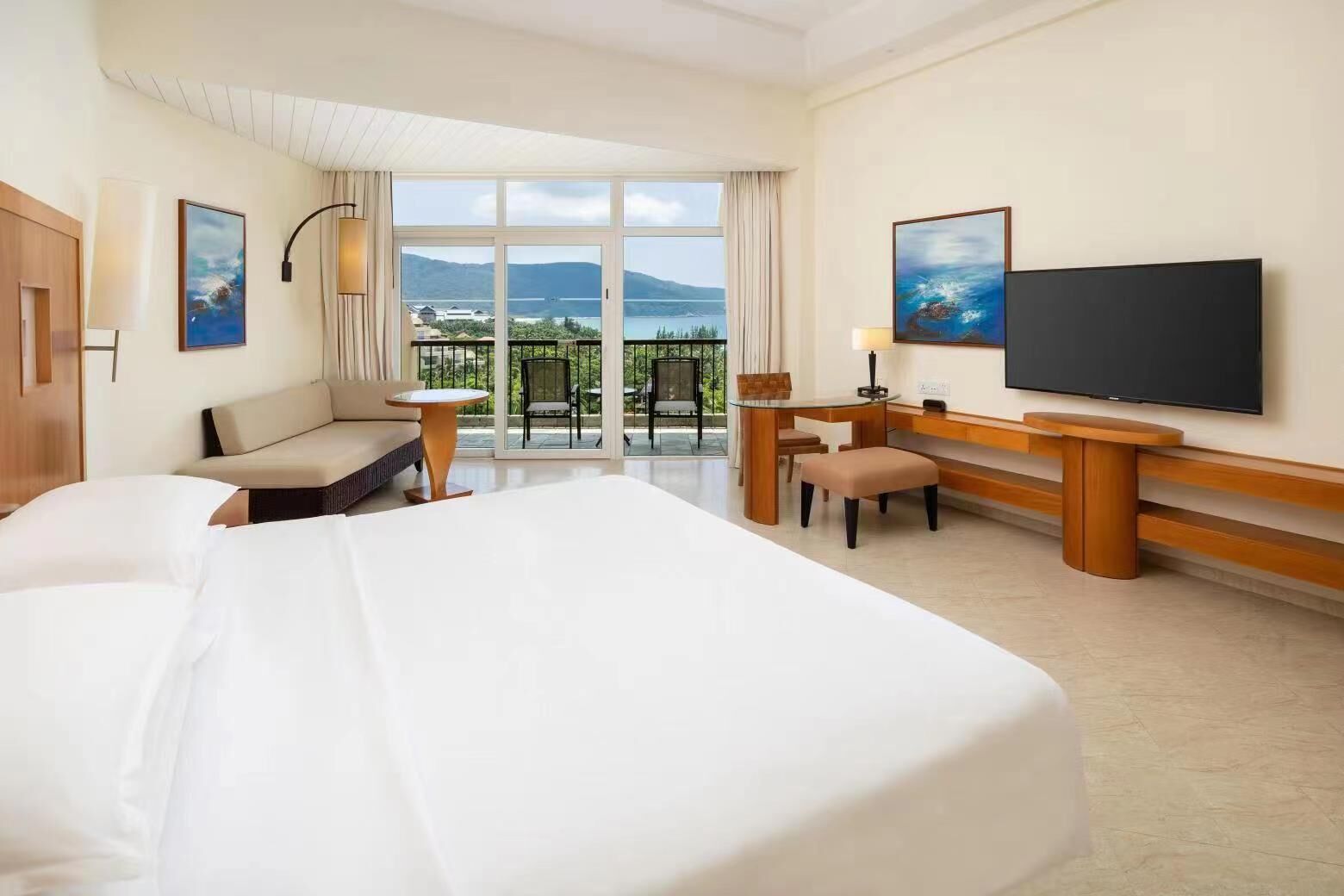 Deluxe Sea View Room King | Premium bedding, minibar, in-room safe, desk