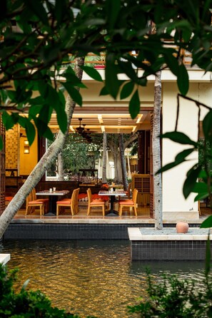 5 restaurants, breakfast, lunch, dinner served; international cuisine 