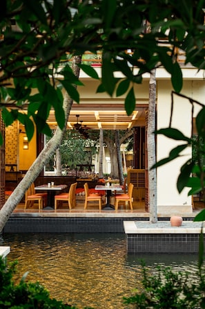 5 restaurants, breakfast, lunch, dinner served; international cuisine