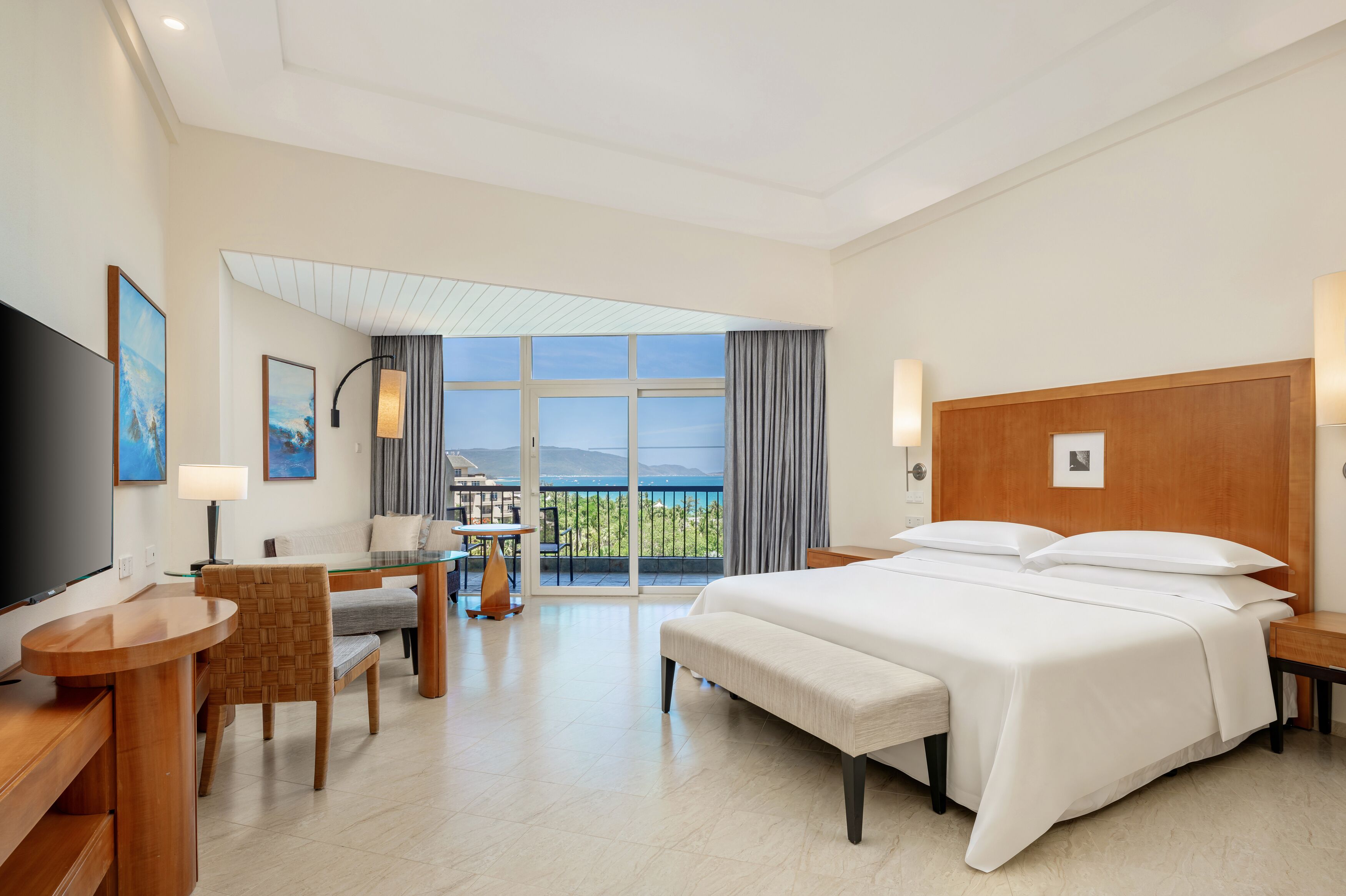 Grand Deluxe Sea View Room King | Premium bedding, minibar, in-room safe, desk