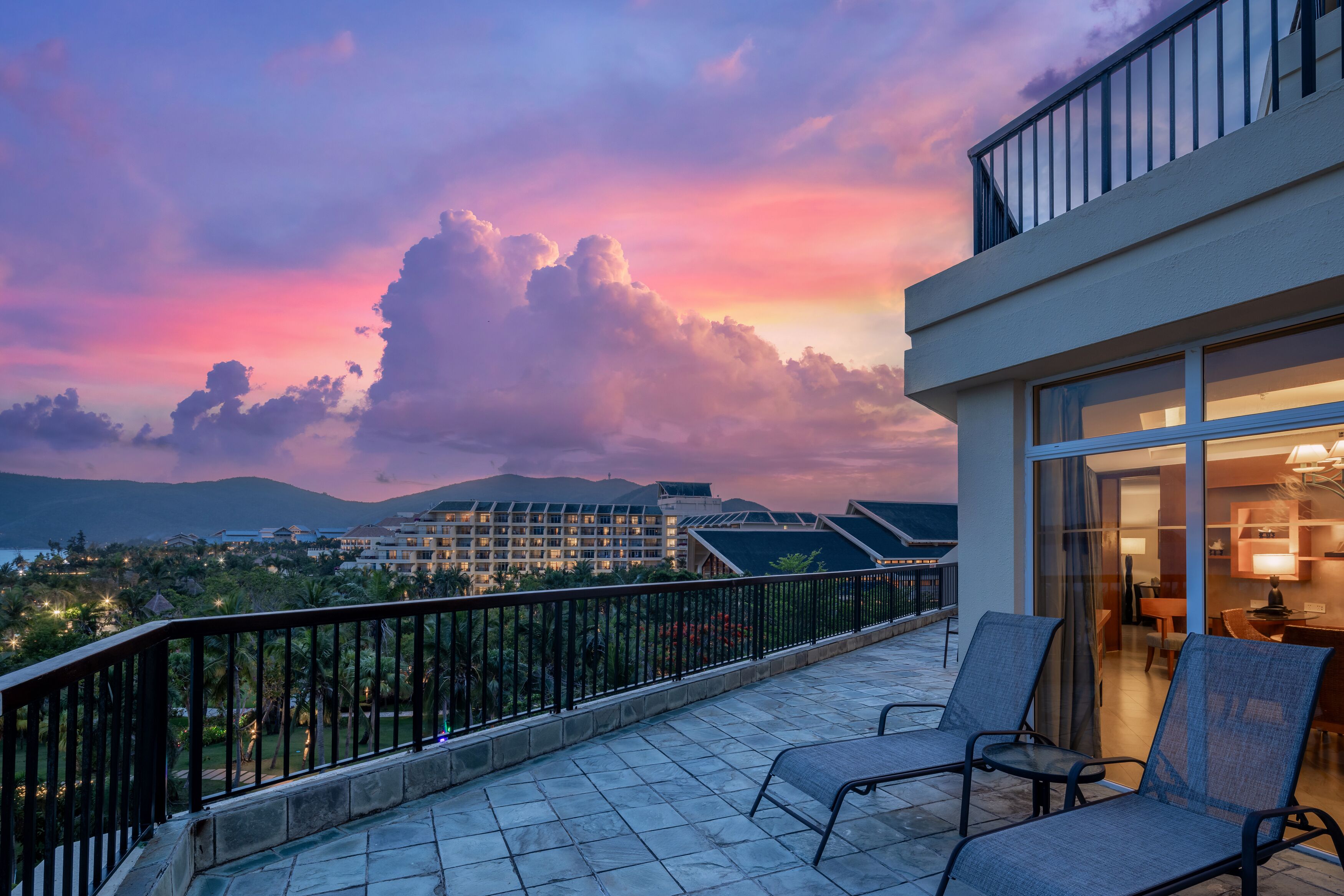 Deluxe Sea View Suite | Premium bedding, minibar, in-room safe, desk