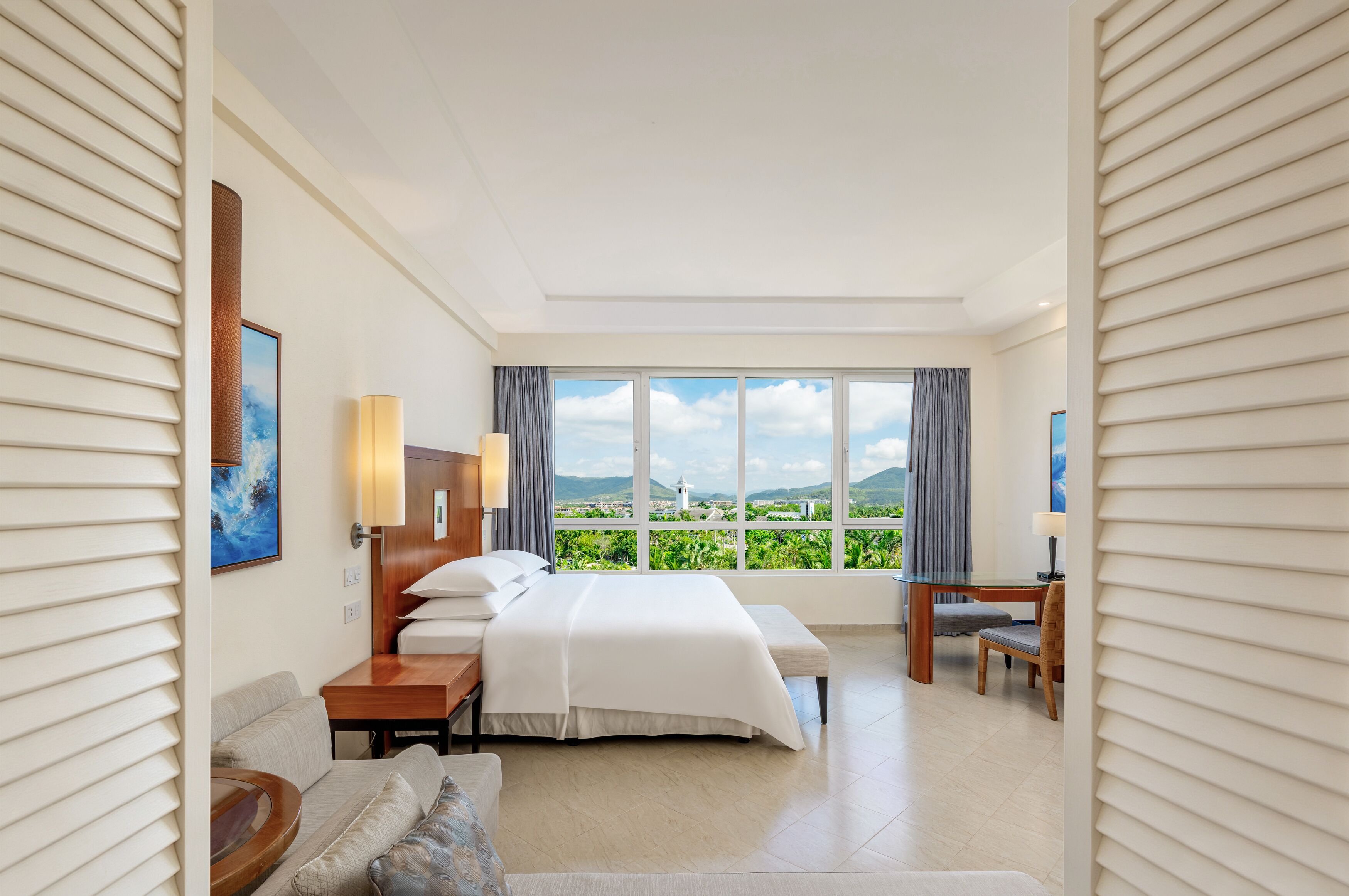 Classic Room King | Premium bedding, minibar, in-room safe, desk