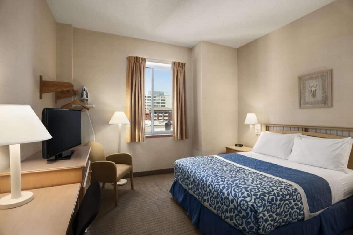 Desk, laptop workspace, iron/ironing board, free WiFi
