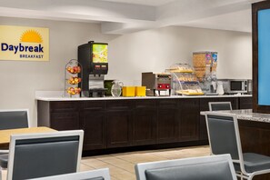 Café da manhã para viagem grátis todos os dias