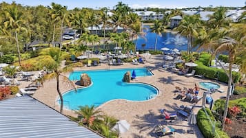 Piscina externa, guarda-sóis, espreguiçadeiras