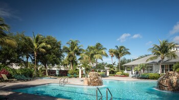 Pool amenities at GreenLinks Golf Villas at Lely Resort