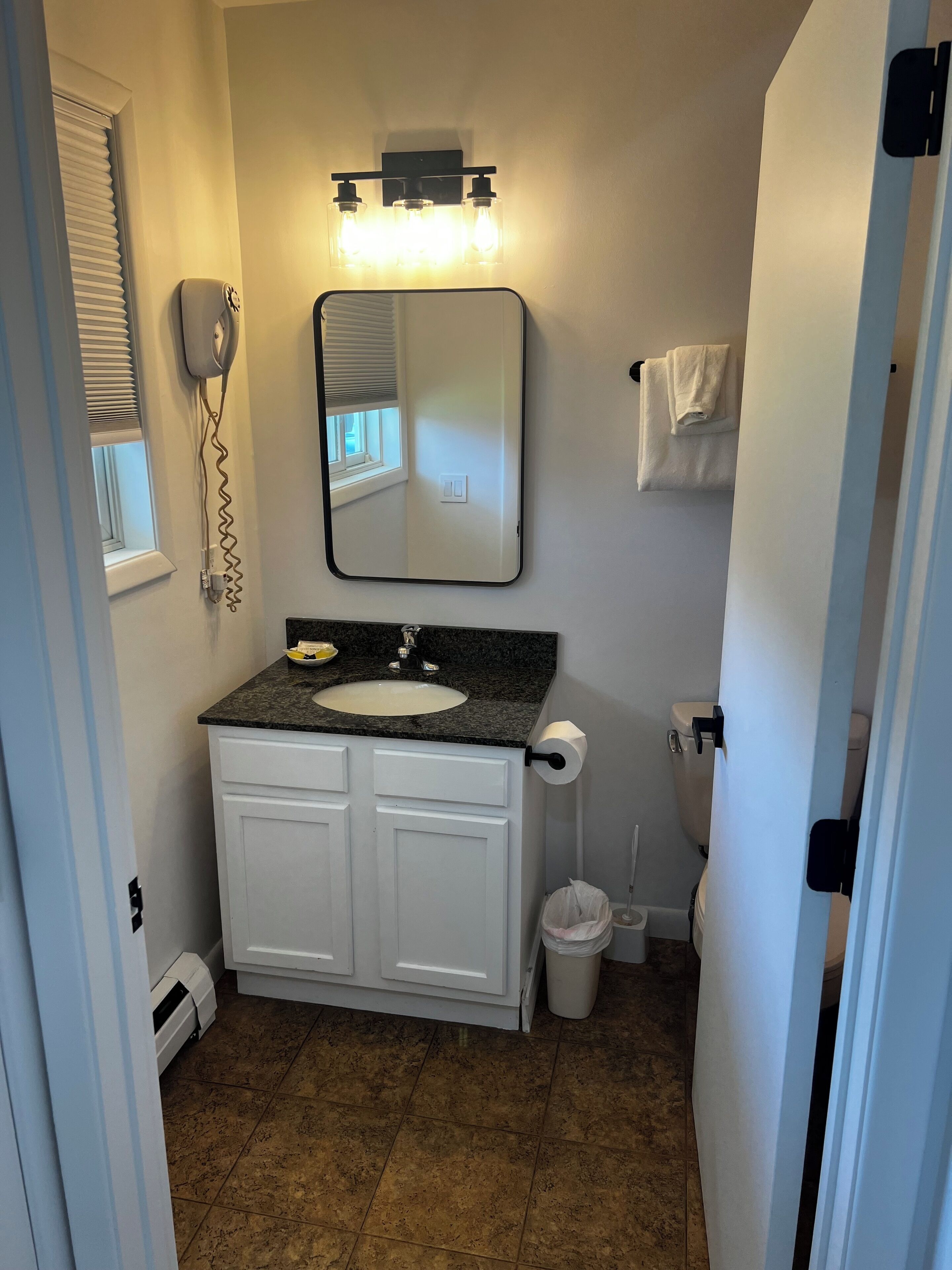 deluxe efficiency, 2 queen beds, fireplace | bathroom | combined shower/bathtub, free toiletries, hair dryer, towels