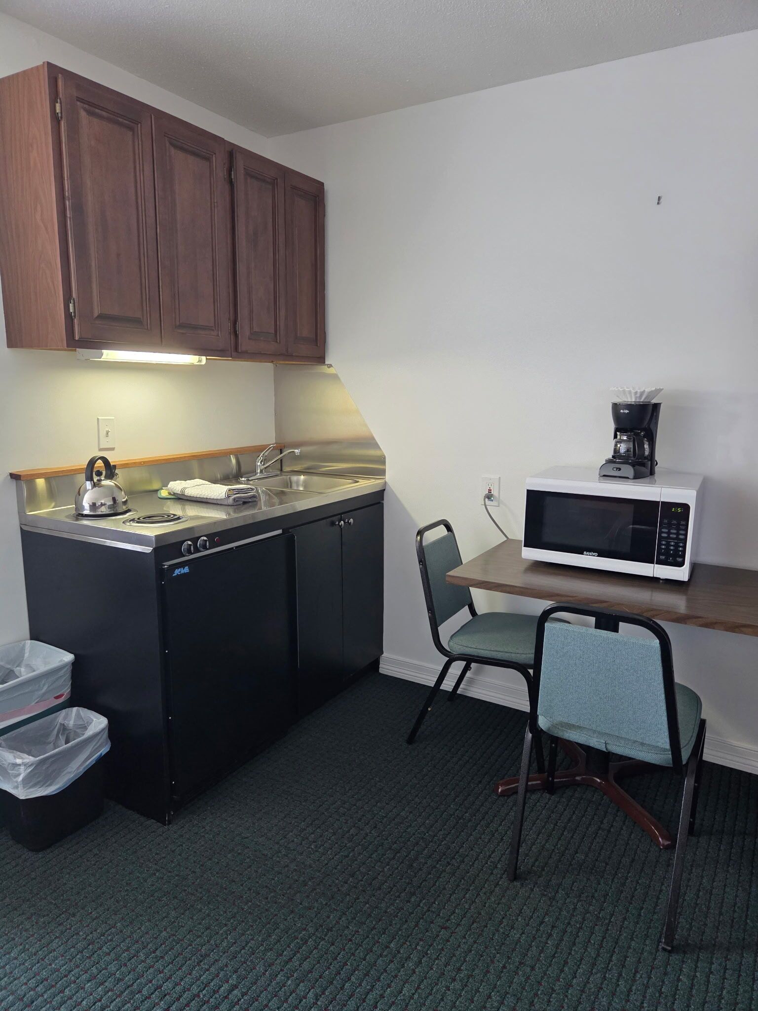 superior room, 1 king bed, fireplace | iron/ironing board, free wifi, bed sheets