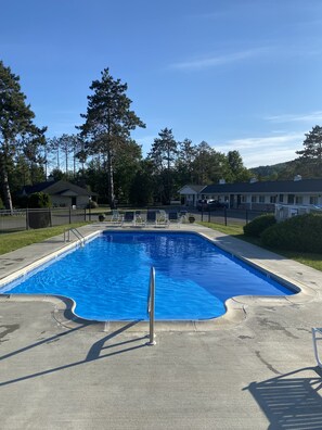 Sæsonbestemt udendørs pool, parasoller