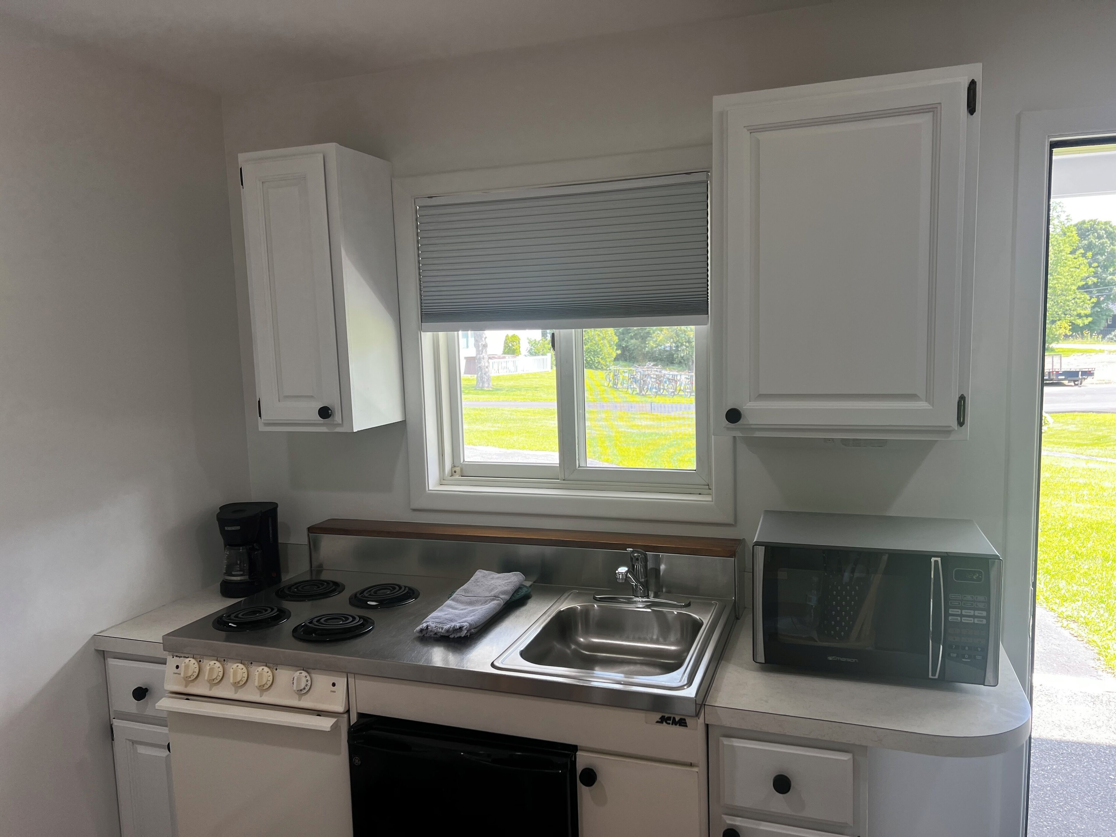 deluxe efficiency, 2 queen beds, fireplace | private kitchen | fridge, electric kettle