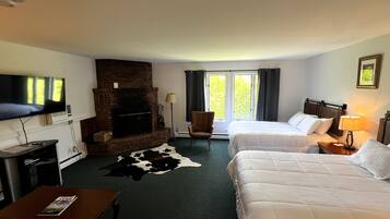 Deluxe Efficiency, 2 Queen Beds, Fireplace