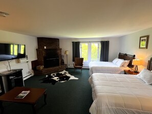 Deluxe Efficiency, 2 Queen Beds, Fireplace | Bàn ủi/dụng cụ ủi quần áo, truy cập Internet không dây miễn phí 