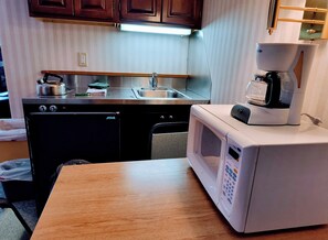 Superior Efficiency, 1 Queen Bed, Fireplace  | Private kitchen