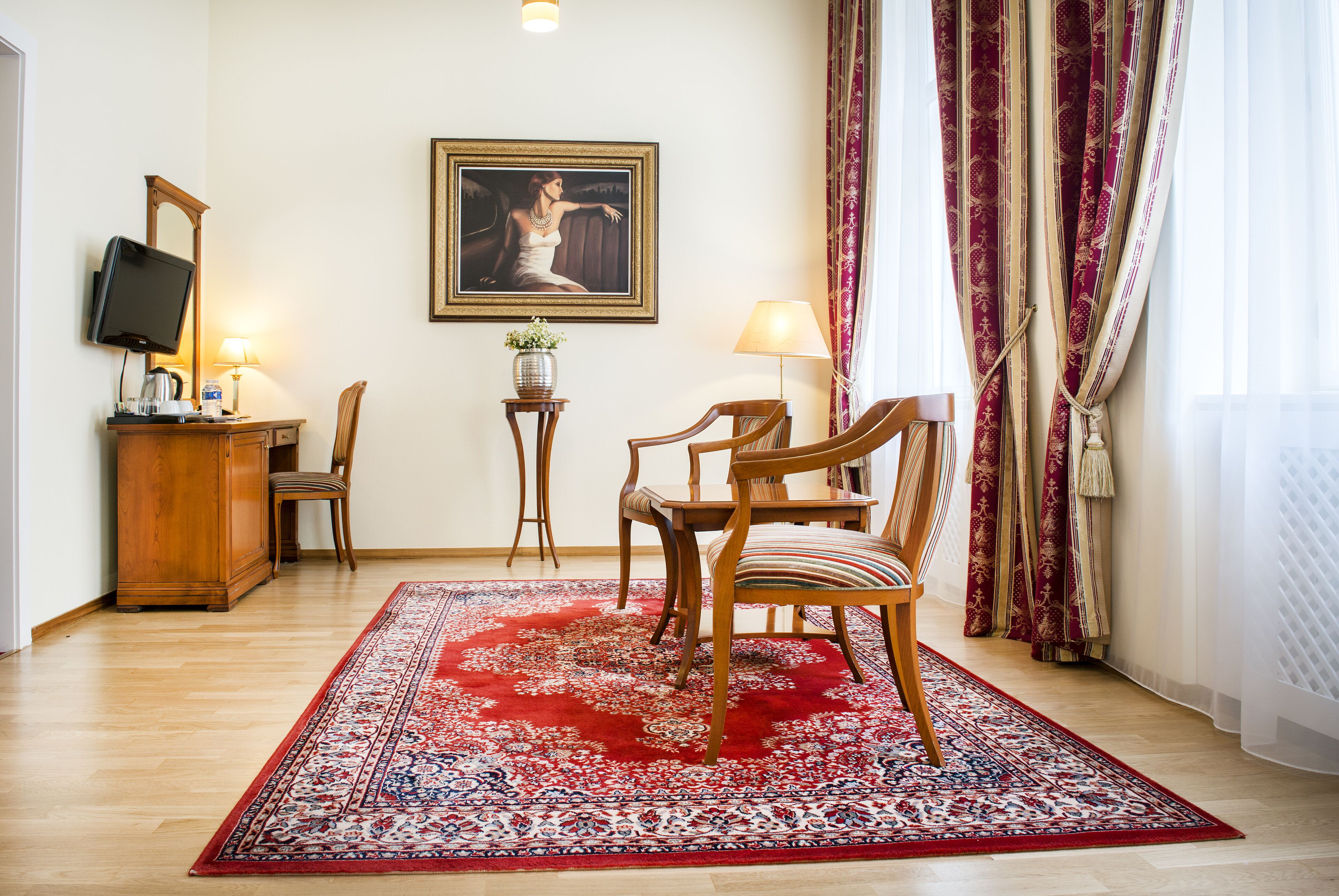 Familien-Suite | Wohnbereich | 50-cm-Smart-TV mit Digitalempfang, Fernseher, Streaming-Dienste