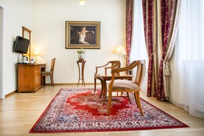 Family Suite | Living area | 50-cm Smart TV with digital channels, TV, streaming services - Boutique Hotel Seven Days Prague (Prague)