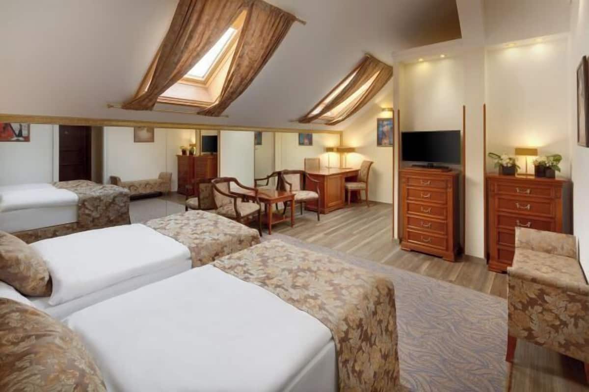 Tempur-Pedic beds, minibar, in-room safe, desk