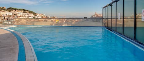 Una piscina al aire libre de temporada