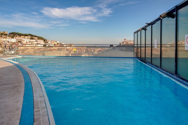 Una piscina al aire libre de temporada