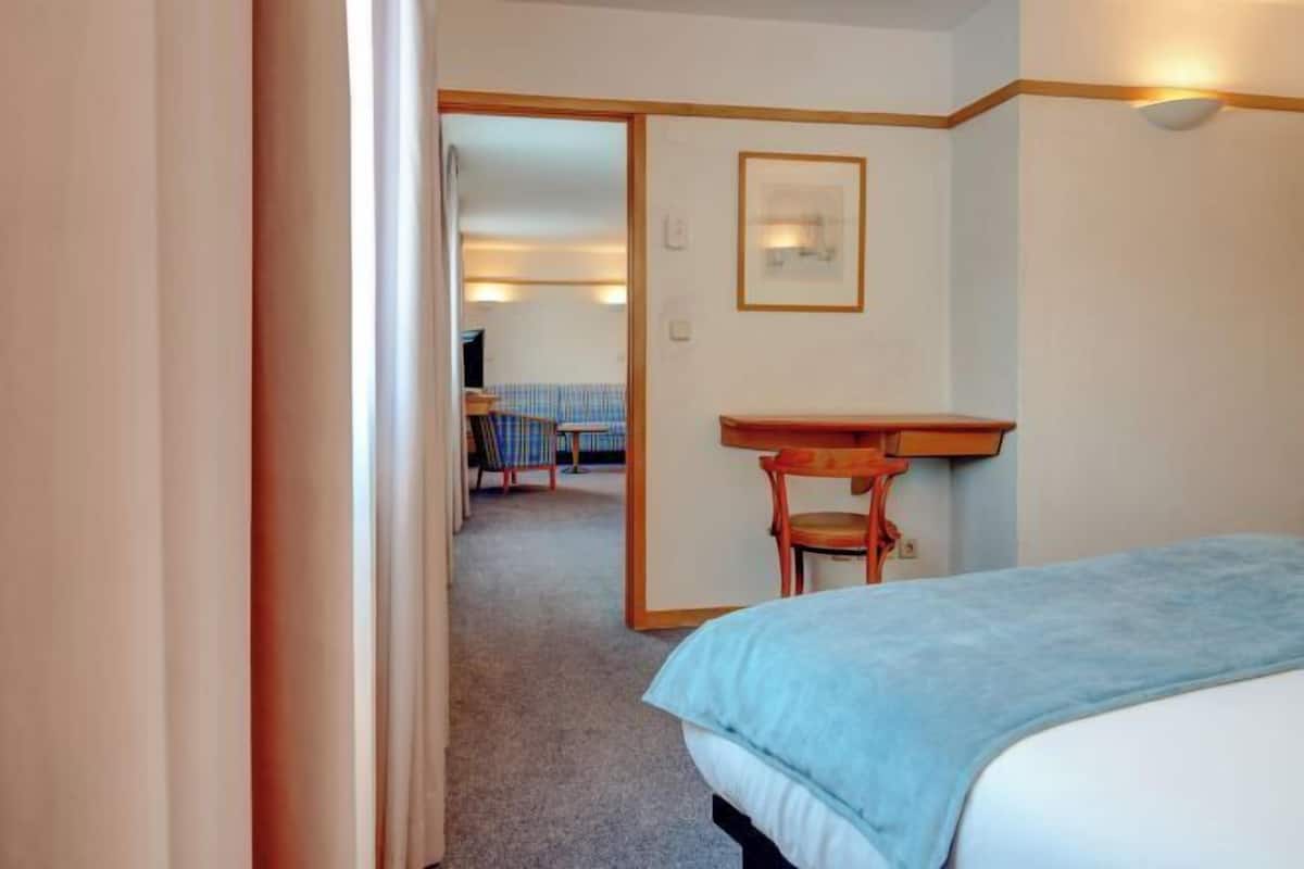 1 sovrum, värdeförvaringsskåp på rummet och skrivbord