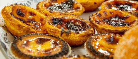 Un plato de pasteles portugueses de crema pastelera.
