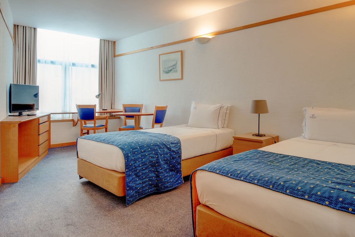 Studio - 2 enkelsängar | 1 sovrum, värdeförvaringsskåp på rummet och skrivbord