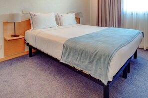 In-room safe, desk, blackout curtains, soundproofing - VIP Executive Eden Aparthotel (Lisbon)