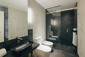 Junior Suite King | Bathroom | Free toiletries, hair dryer, bidet, towels