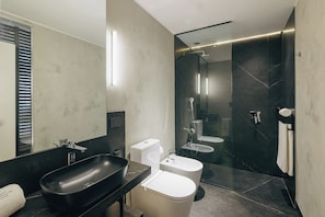 Junior Suite King | Badezimmer | Kostenlose Toilettenartikel, Haartrockner, Bidet, Handtücher