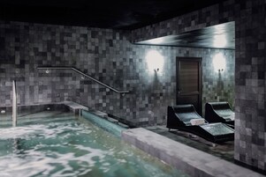 Sauna, hot tub, steam room