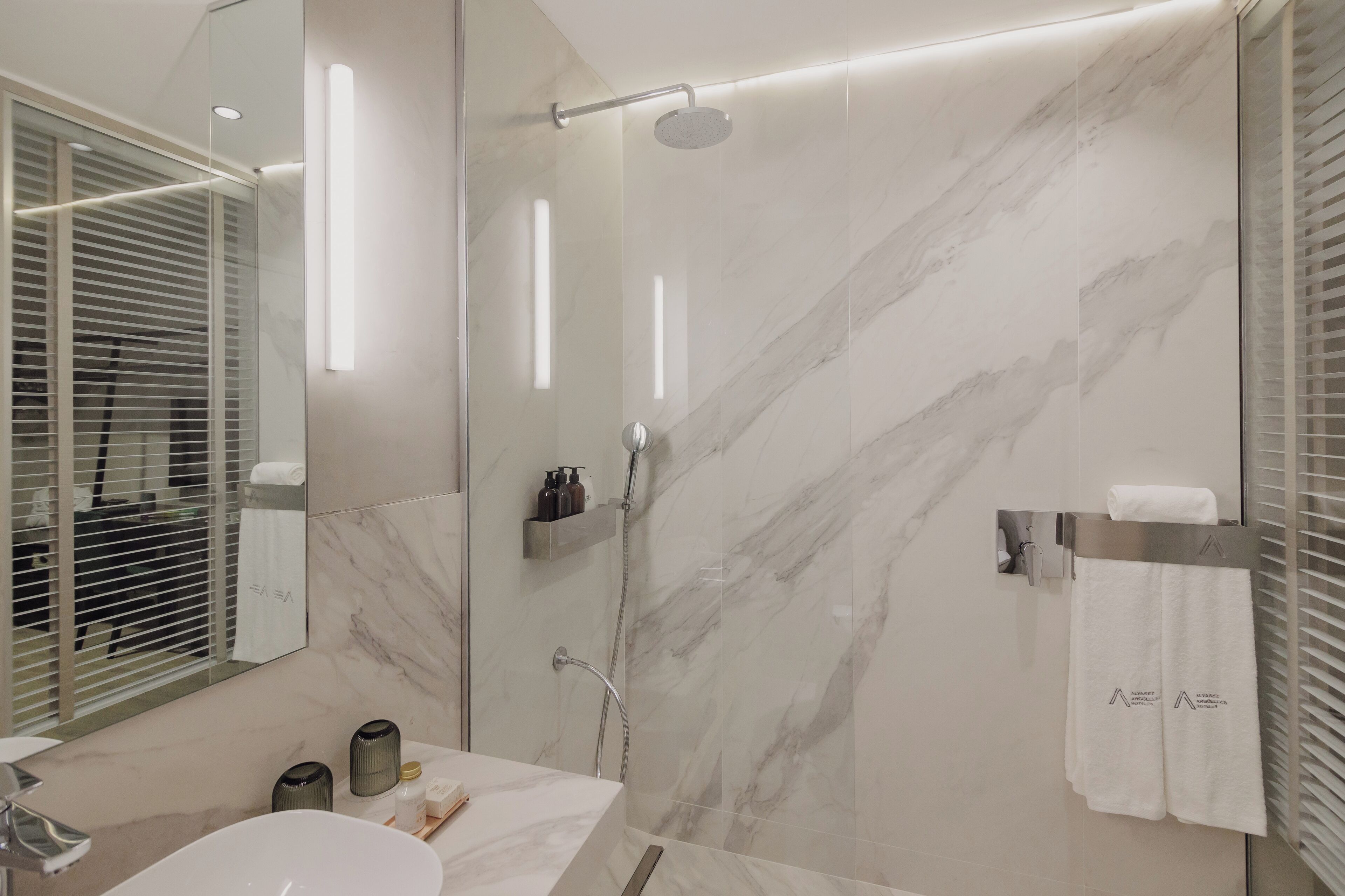 Confort Twin | Bathroom | Free toiletries, hair dryer, bidet, towels