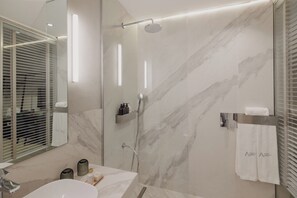 Confort Twin | バスルーム | バスアメニティ (無料)、ヘアドライヤー、ビデ、タオル