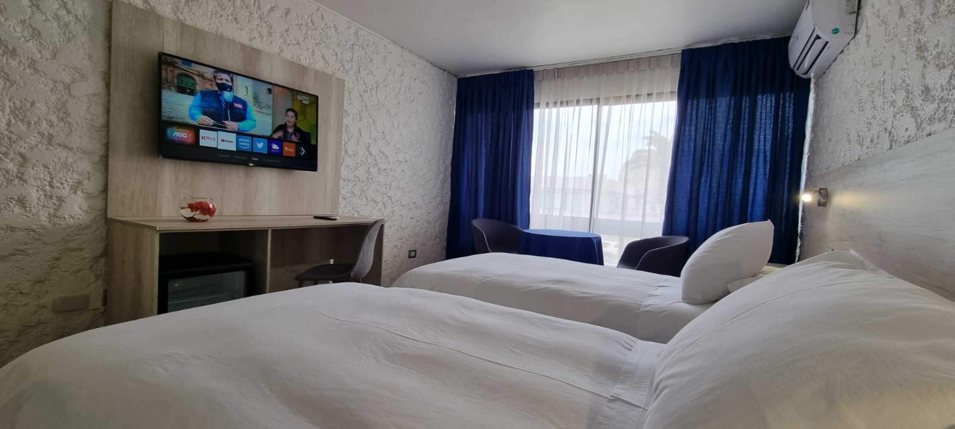 standard twin room | 1 bedroom, in-room safe, desk, laptop workspace