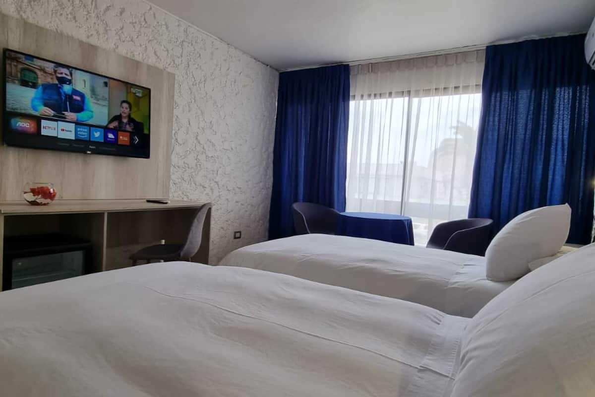 standard twin room | 1 bedroom, in-room safe, desk, laptop workspace