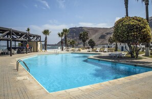 2 outdoor pools, pool loungers - Hotel Arica (Arica)