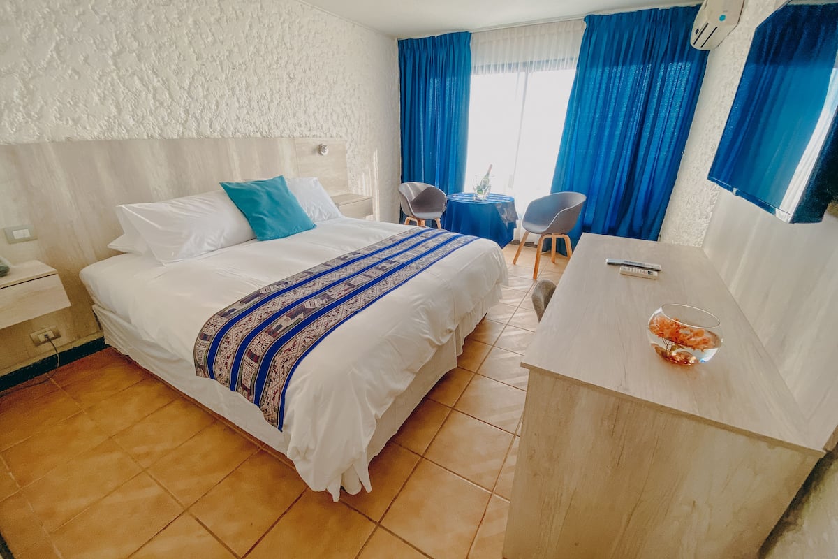 standard double room | 1 bedroom, in-room safe, desk, laptop workspace