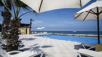 2 piscinas externas, espreguiçadeiras