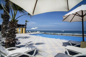 2 piscinas al aire libre, sillones reclinables de piscina