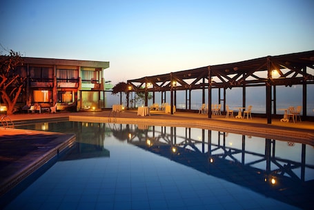 2 albercas al aire libre y camastros