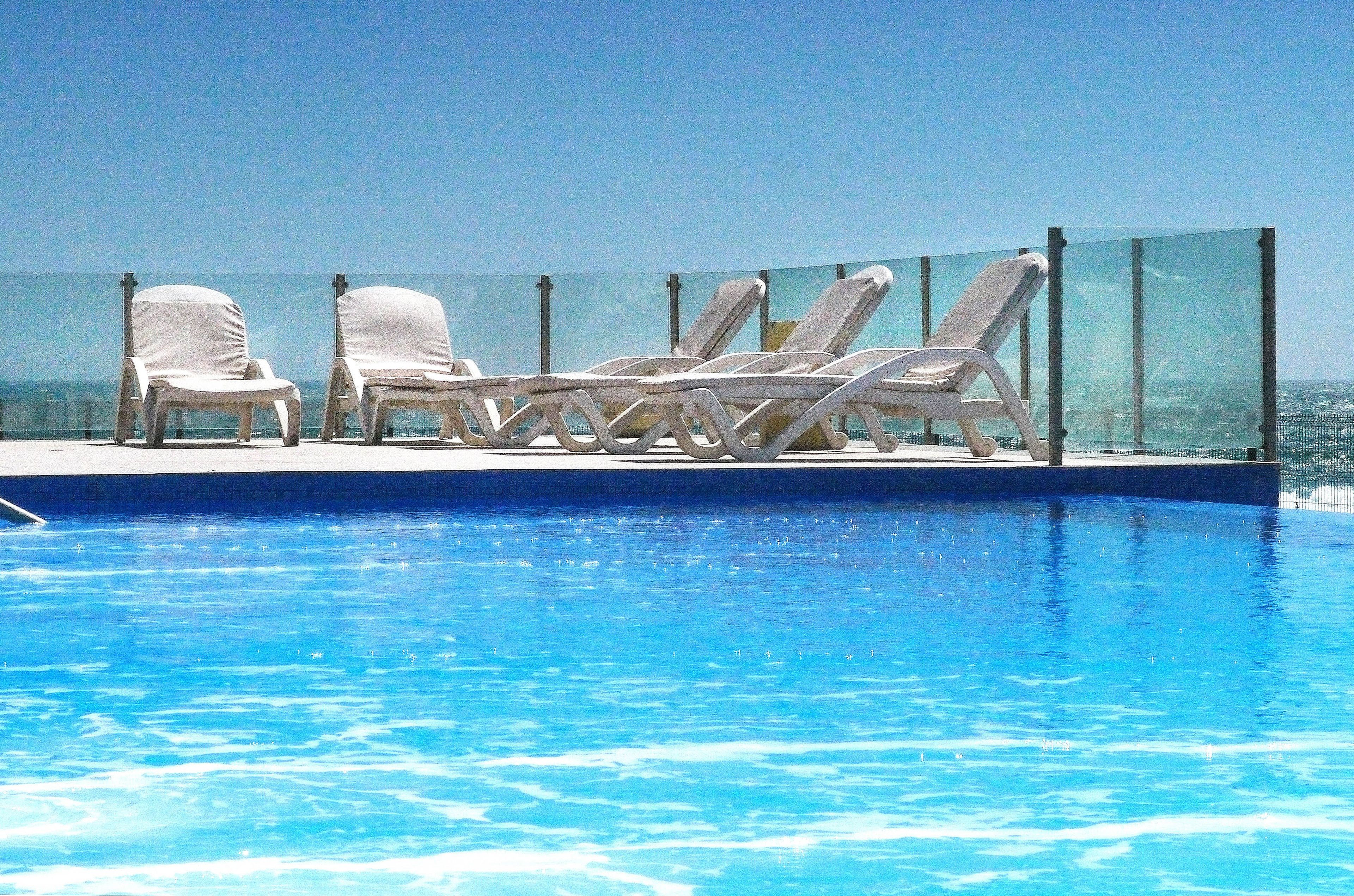 2 outdoor pools, pool loungers