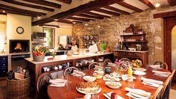 Se ofrece un desayuno bufé (30 EUR por persona)
